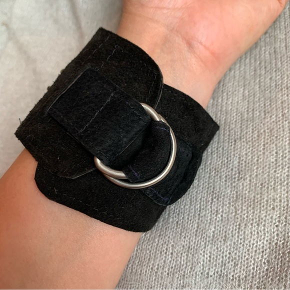 Hand crafted - Black Leather Cuff green bead metal recycle ajustable bracelet - Picture 8 of 9